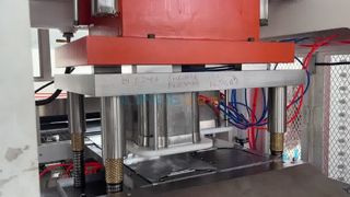 80 ton 2 Bölmeli Alüminyum Folyo Tepsi Yapma Makinesi fabrika işletmesi