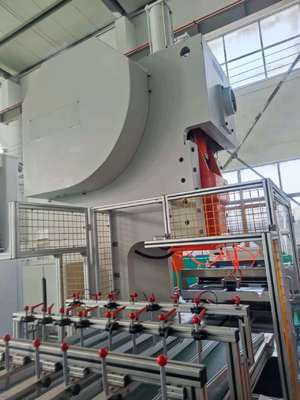 satın al LK-T63 Gıda Folyo Kap Konteyner Zımbalama Makinesi 9.000–12.000 Adet/Saat Çıktı online manufacture