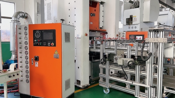 ISO 36-70 Vuruş/dakika Mitsubishi PLC Ayarlanabilir Elektrikli Besleyici Alüminyum Folyo Kap Yapma Makinesi LK-T80